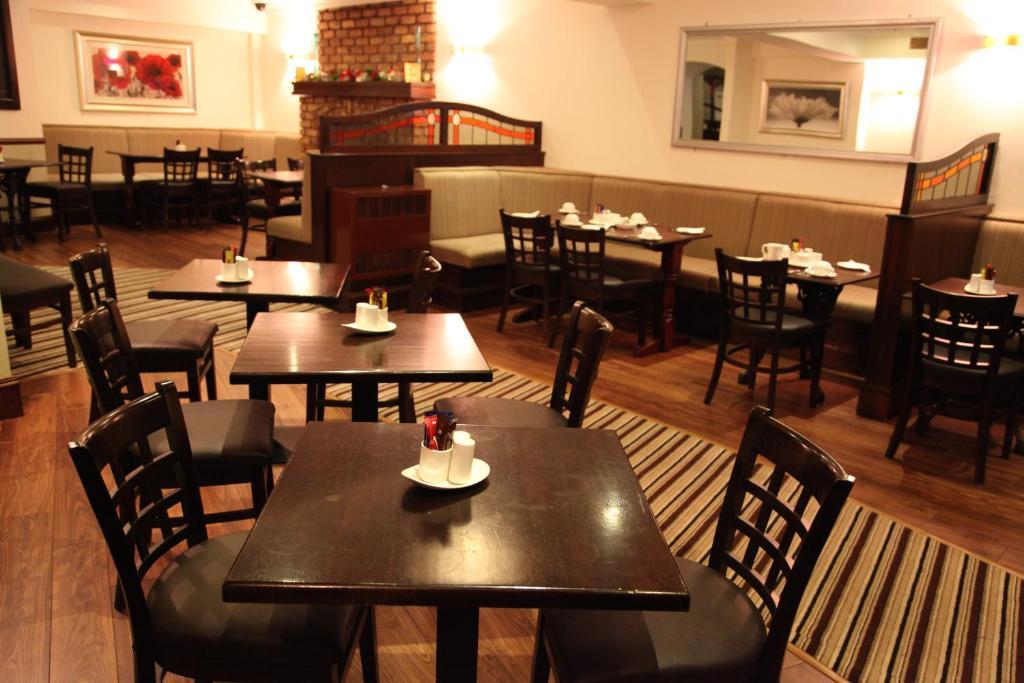 Dalton Inn Hotel Клэрморрис Экстерьер фото